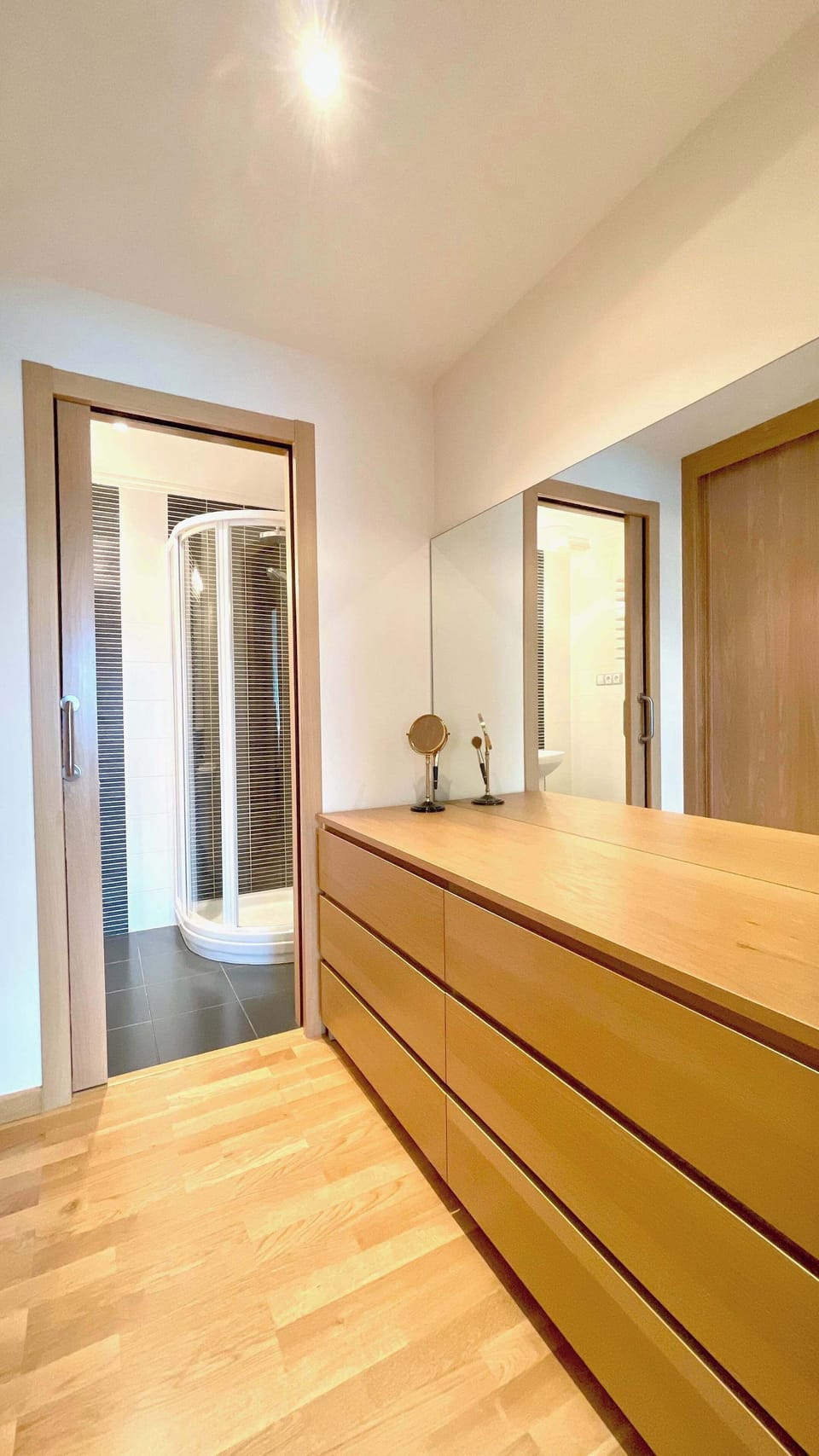 Suit bedroom