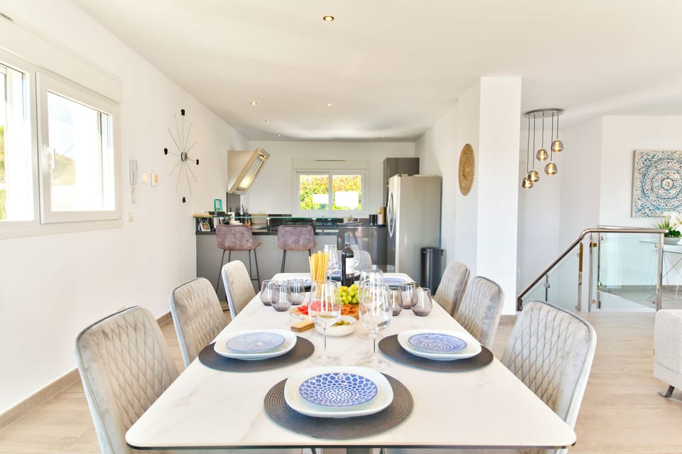 Dining for 8 inside