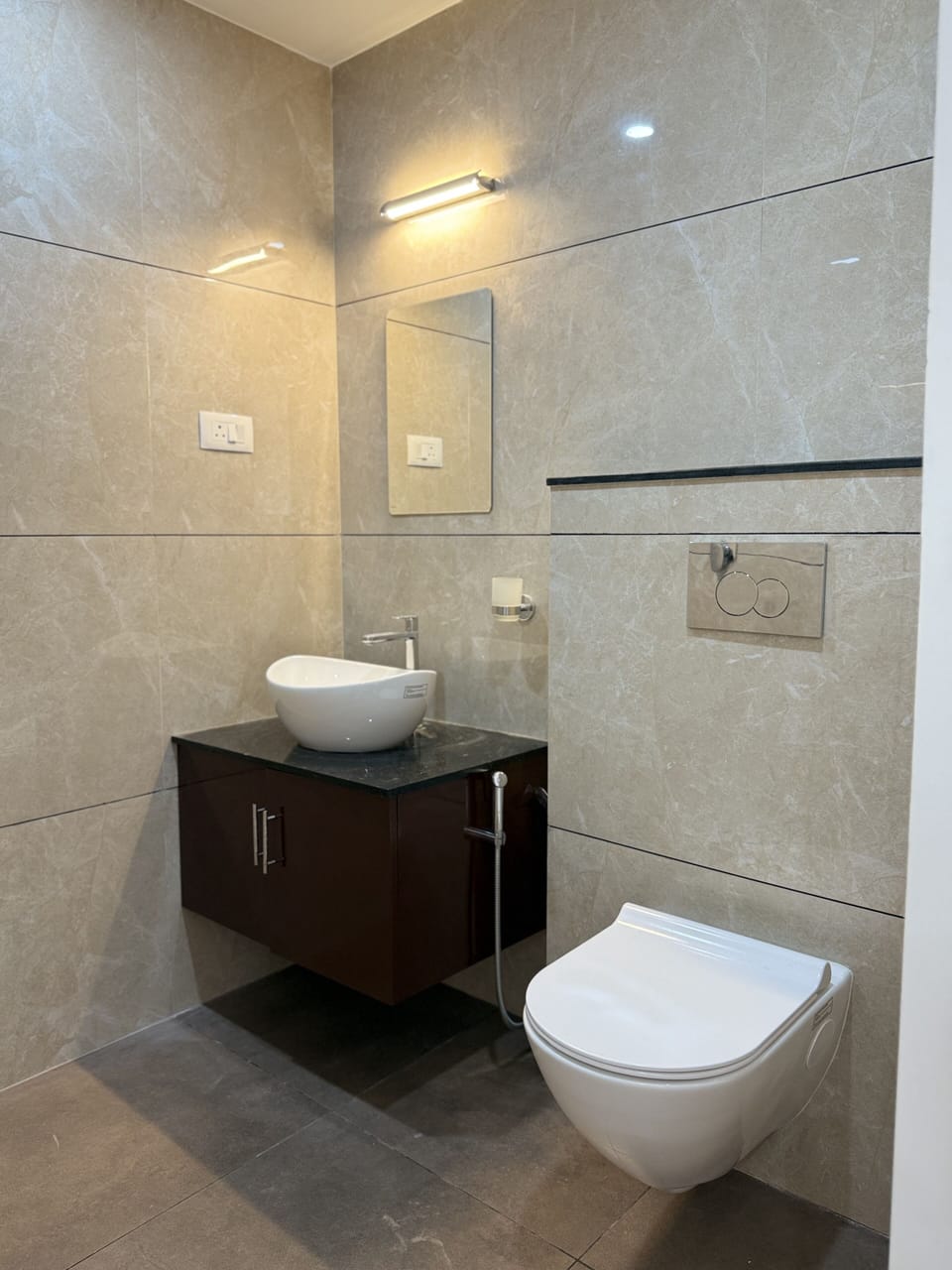 Shower, rainfall showerhead, free toiletries, towels