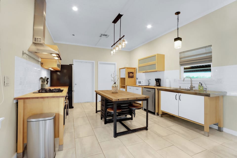 Large kitchen with plenty of room for cooking