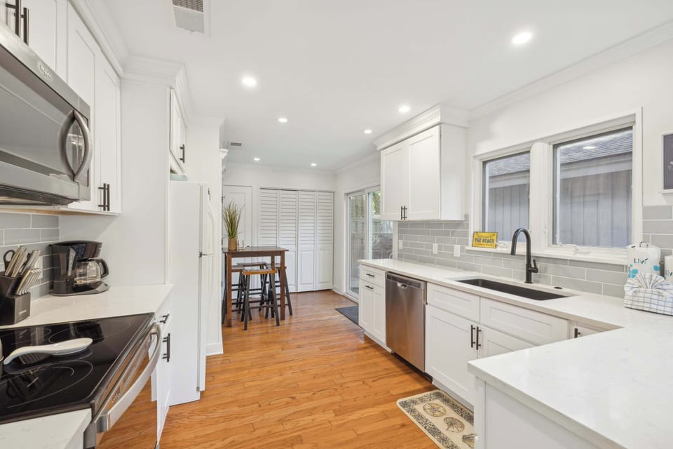 The airy kitchen offers ample space & all the comforts of home