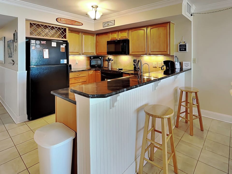 Full Size Kitchen with Breakfast Bar