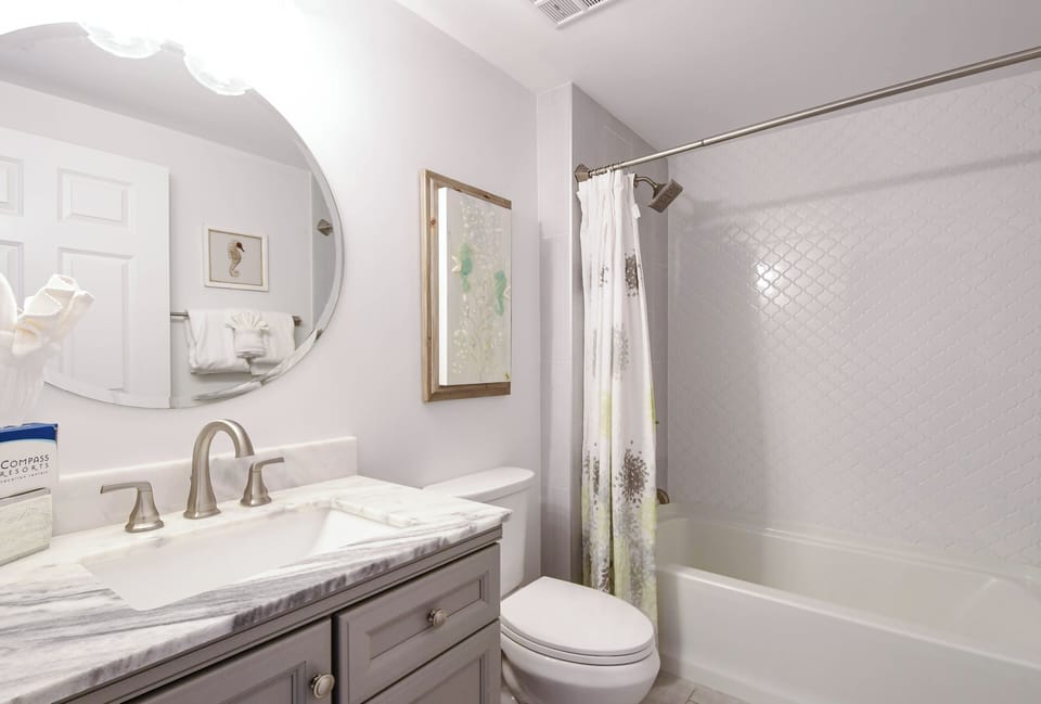 Silver Shells St. Maarten 305- Attached Guest Bathroom