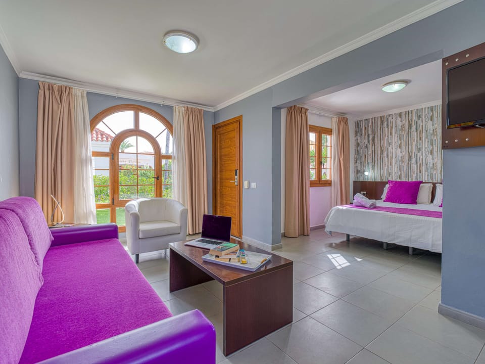 Junior Suite | Minibar, desk, blackout drapes, free cribs/infant beds