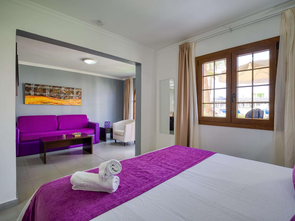 Junior Suite | Minibar, desk, blackout drapes, free cribs/infant beds