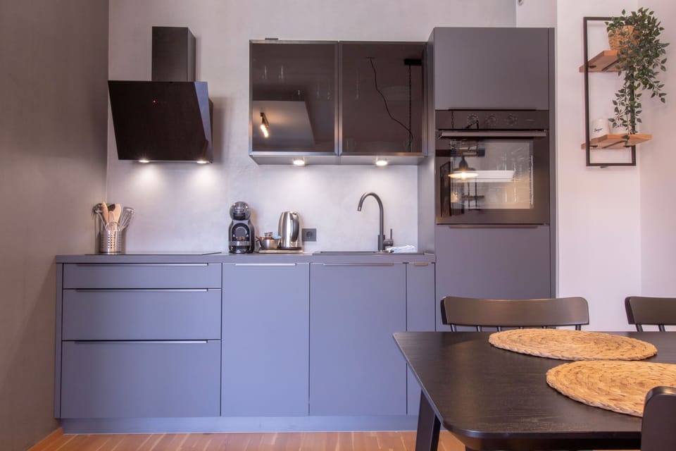 Kitchen (microwave, coffee machine, kettle,...) 