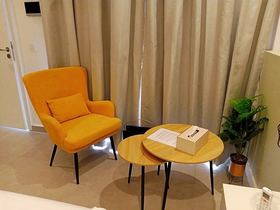 Double Room, Partial Sea View | Living area