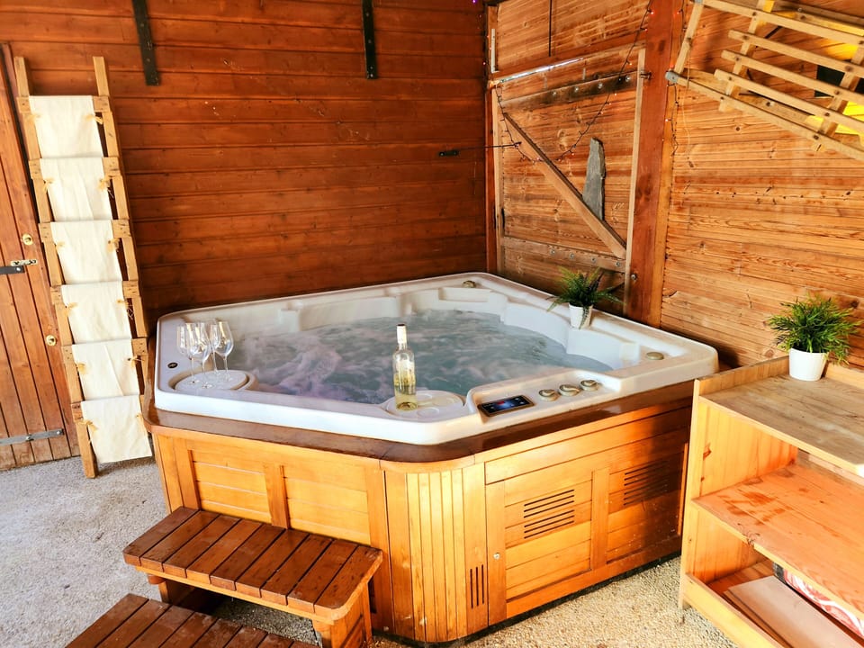 Indoor spa tub