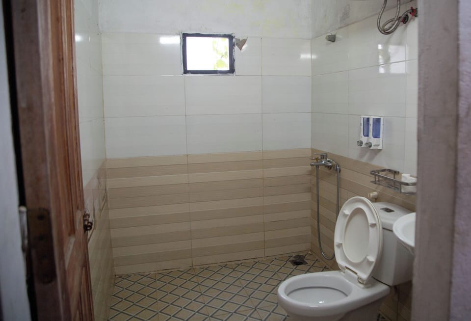 Classic Shared Dormitory | Bathroom | Shower, free toiletries, hair dryer, slippers