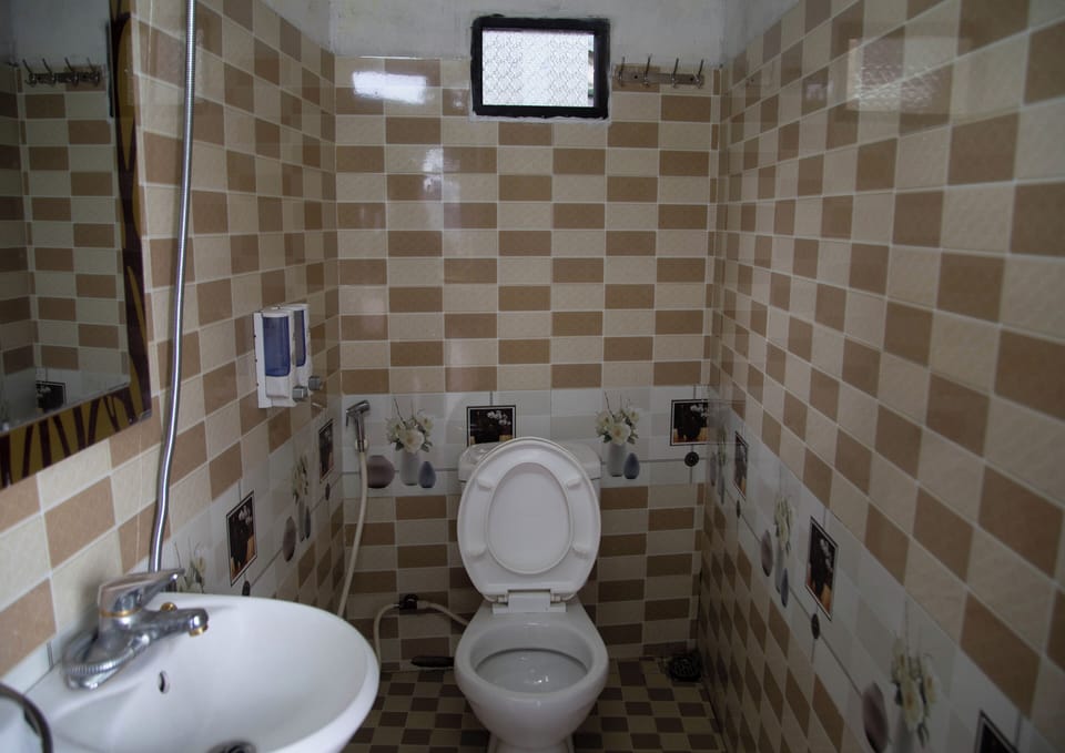 Classic Shared Dormitory | Bathroom | Shower, free toiletries, hair dryer, slippers