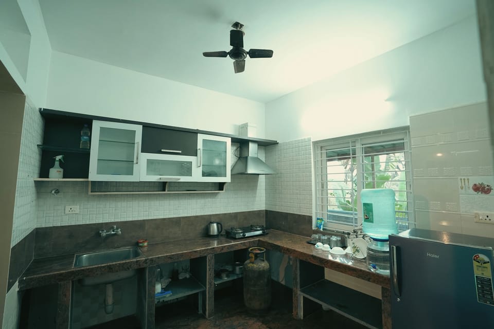 Full-size fridge, microwave, stovetop, cookware/dishes/utensils