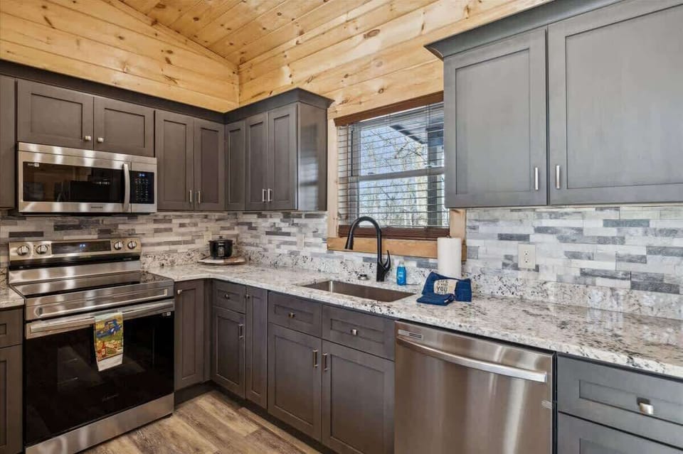 Gourmet Kitchen: Whip up culinary delights in style with stunning granite and modern appliances!