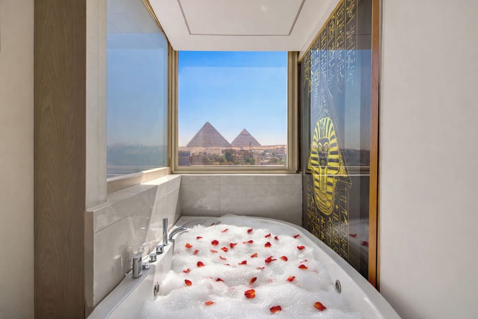 Family suite balcony PyramidView jacuzzi | Jetted tub