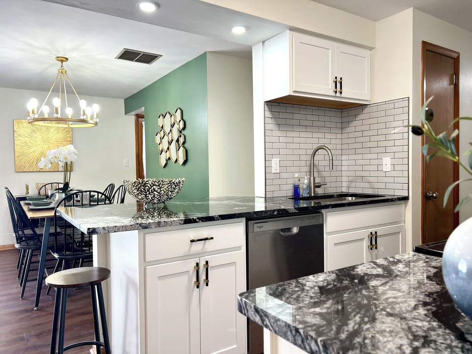 Experience cooking in luxury in this brand new equipped kitchen!