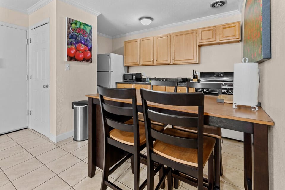 Fully equipped ktichen with dining area