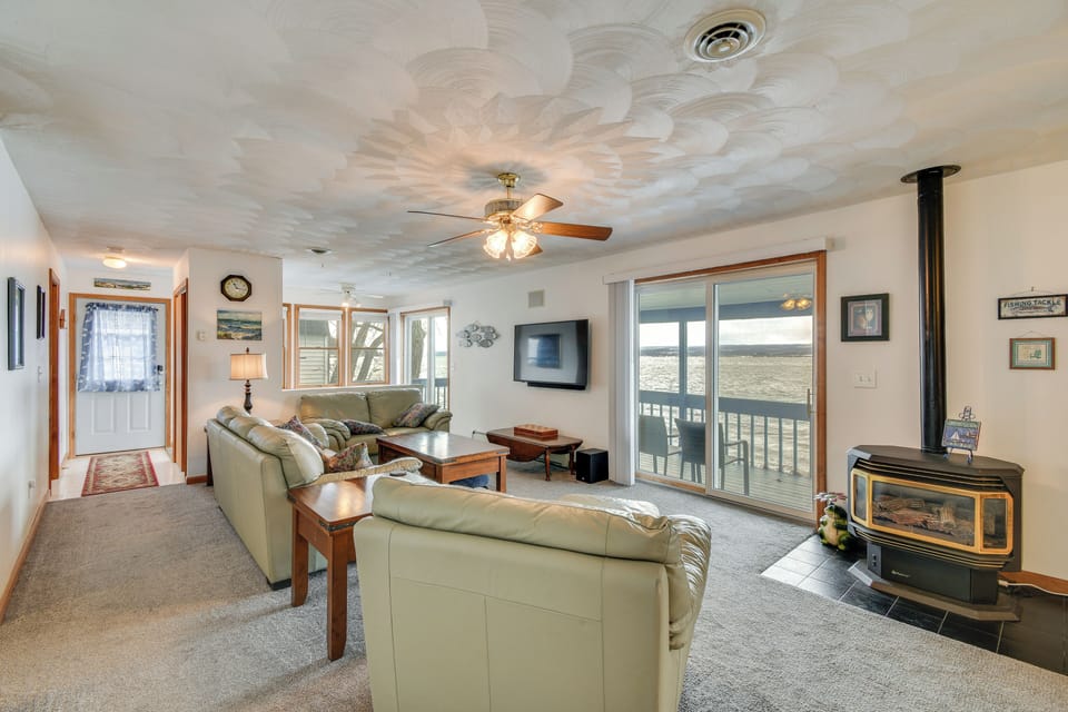 Living Room | Single-Story Home | Central A/C & Heating