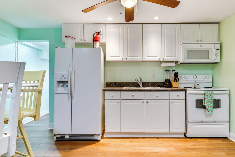 Kitchen | Keurig Coffee Maker | Blender | Toaster | Cooking Basics