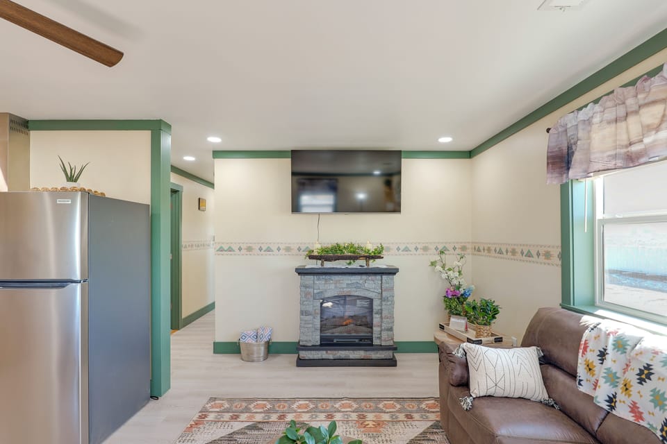 Living Room | Smart TV | Free WiFi | Central A/C & Heating