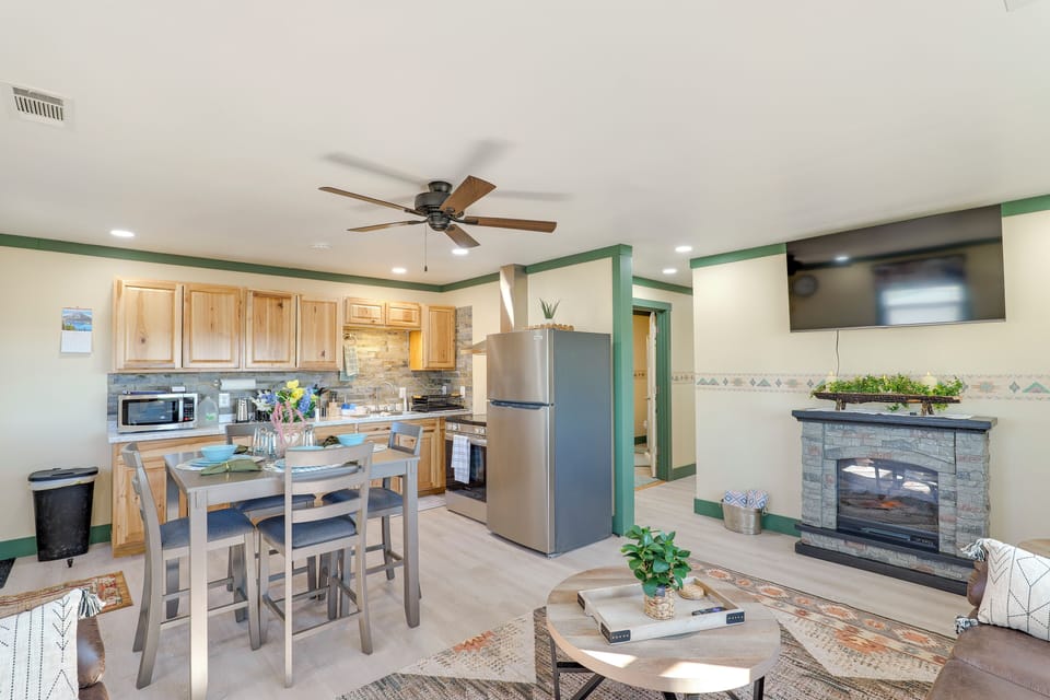 Dining Area & Kitchen | Pod Coffee Maker | Toaster | Blender
