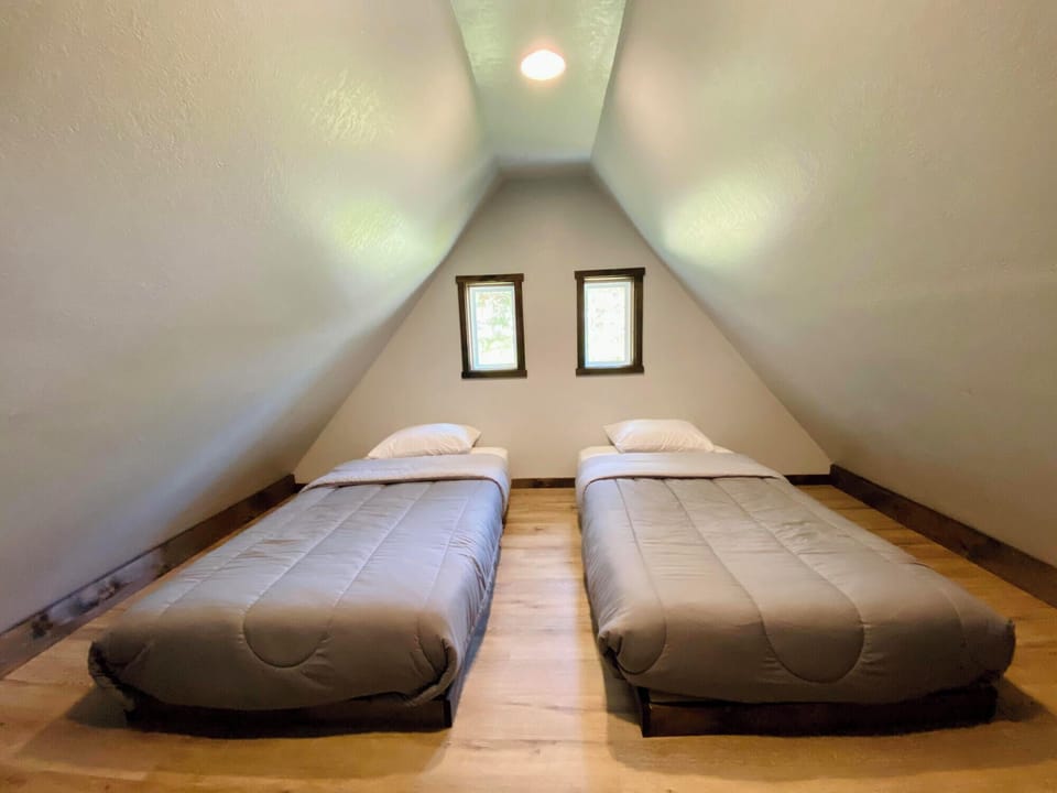 Loft with two twin beds