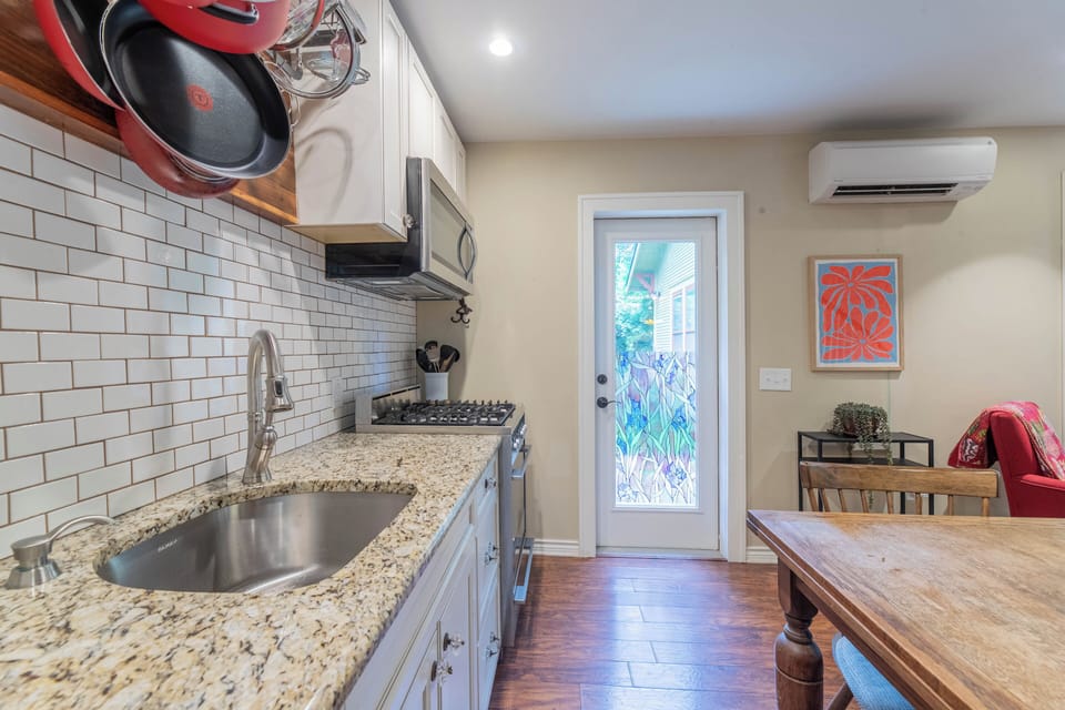 Fully equipped kitchen: fridge with freezer, dishwasher, microwave, stove 