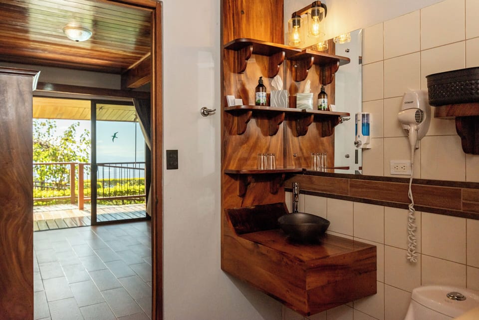 Classic Room | Bathroom | Shower, hair dryer, towels, soap