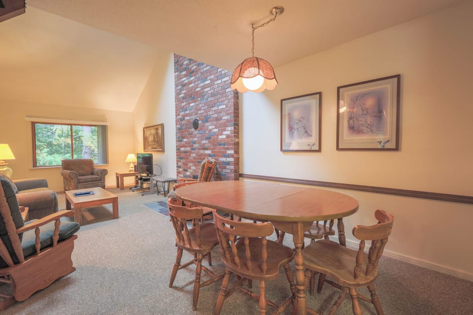 Dining area seats 6
