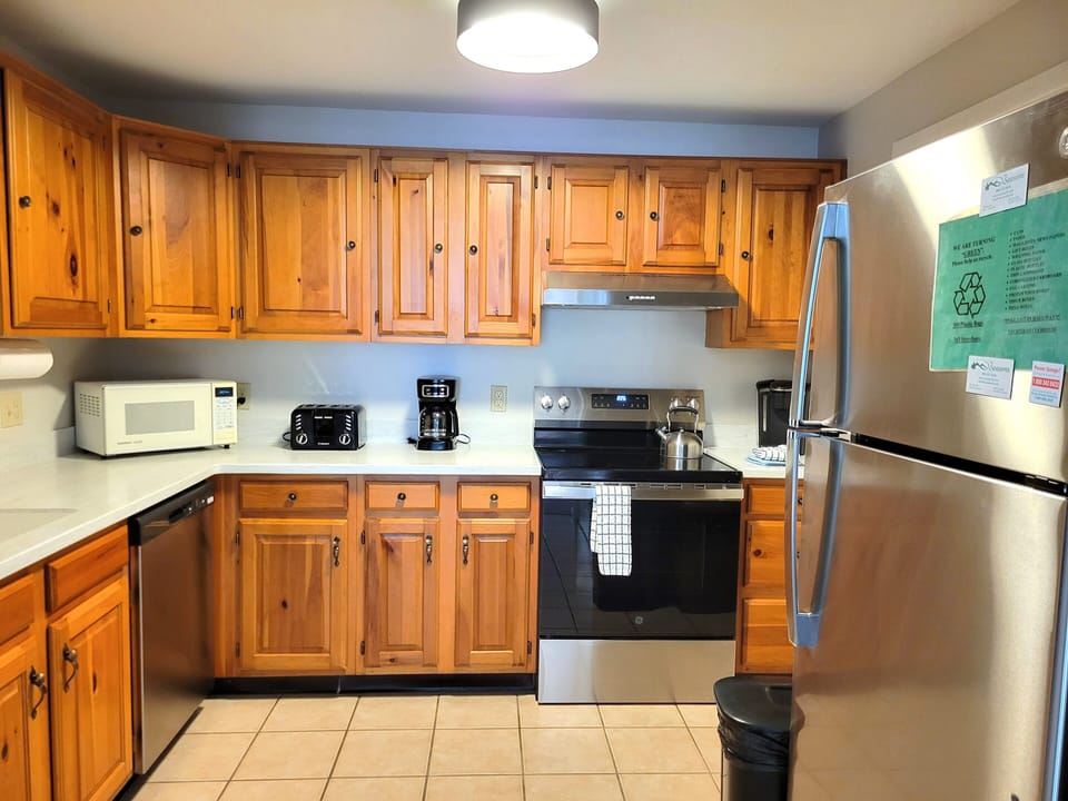 Dining area to kitchen