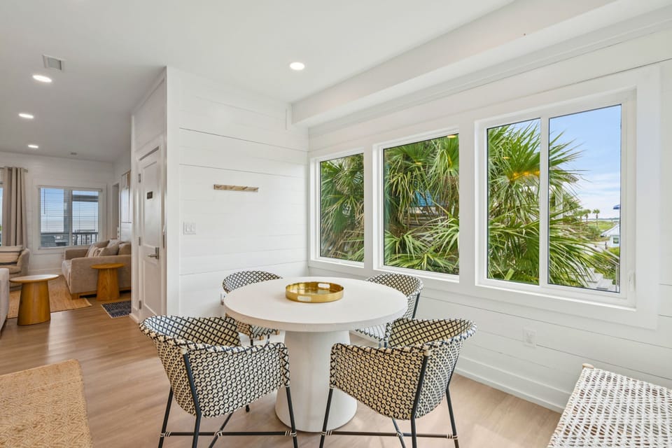 Enjoy formal dinners around the spacious main dining table, with a separate, casual breakfast table (seating for 4) off to the side for quick meals and morning coffee.