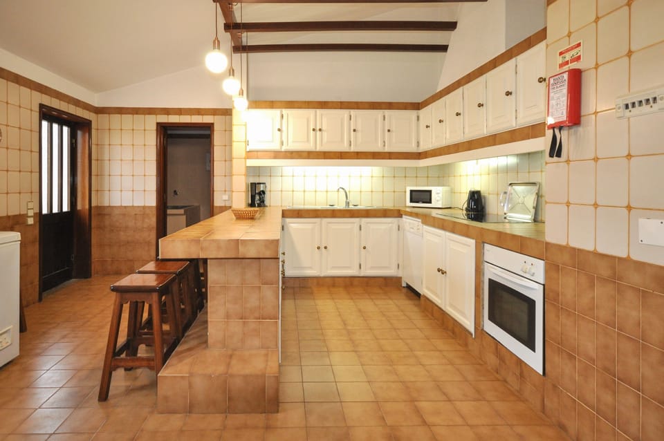 Kitchen and Breakfast Bar
