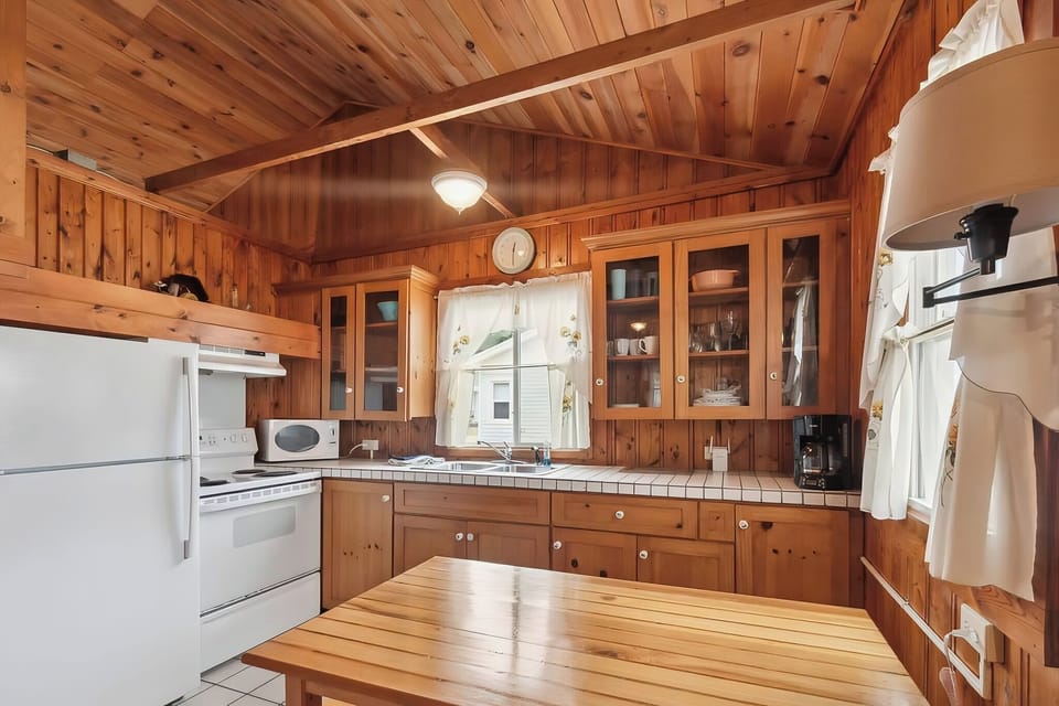 Classic Cottage, Beach View | Private kitchen | Fridge, microwave, oven, stovetop
