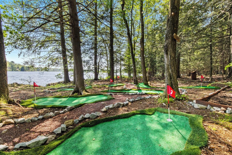Challenge yourself and the group on this very difficult 6-Hole Mini Golf! 