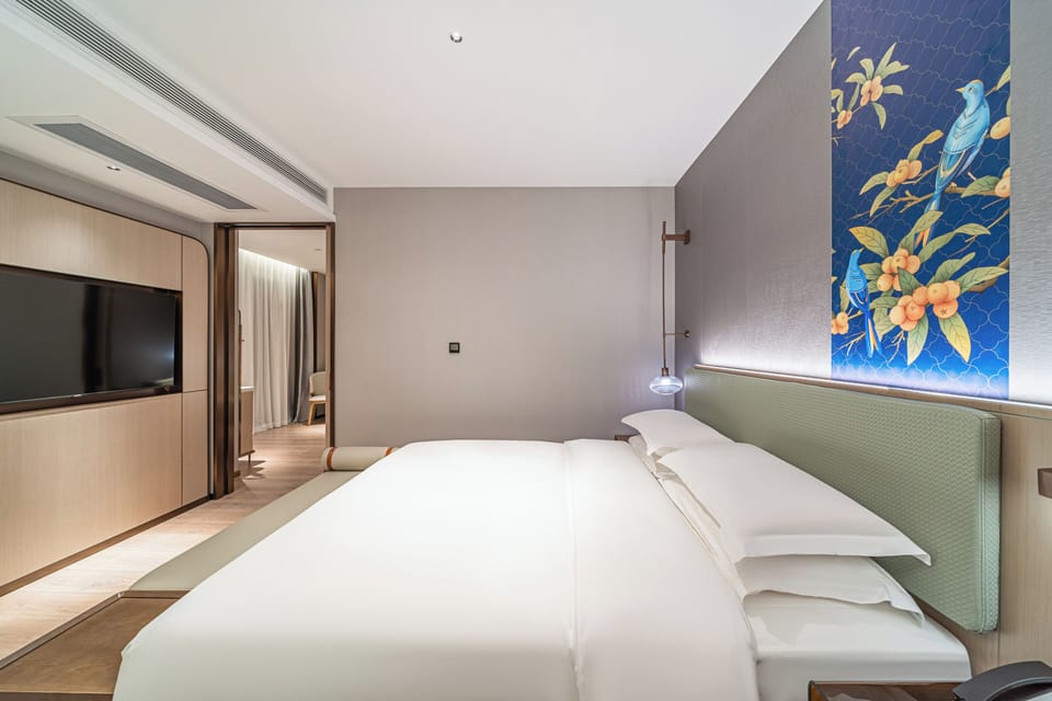 Executive Suite, City View | Memory foam beds, desk, laptop workspace, soundproofing