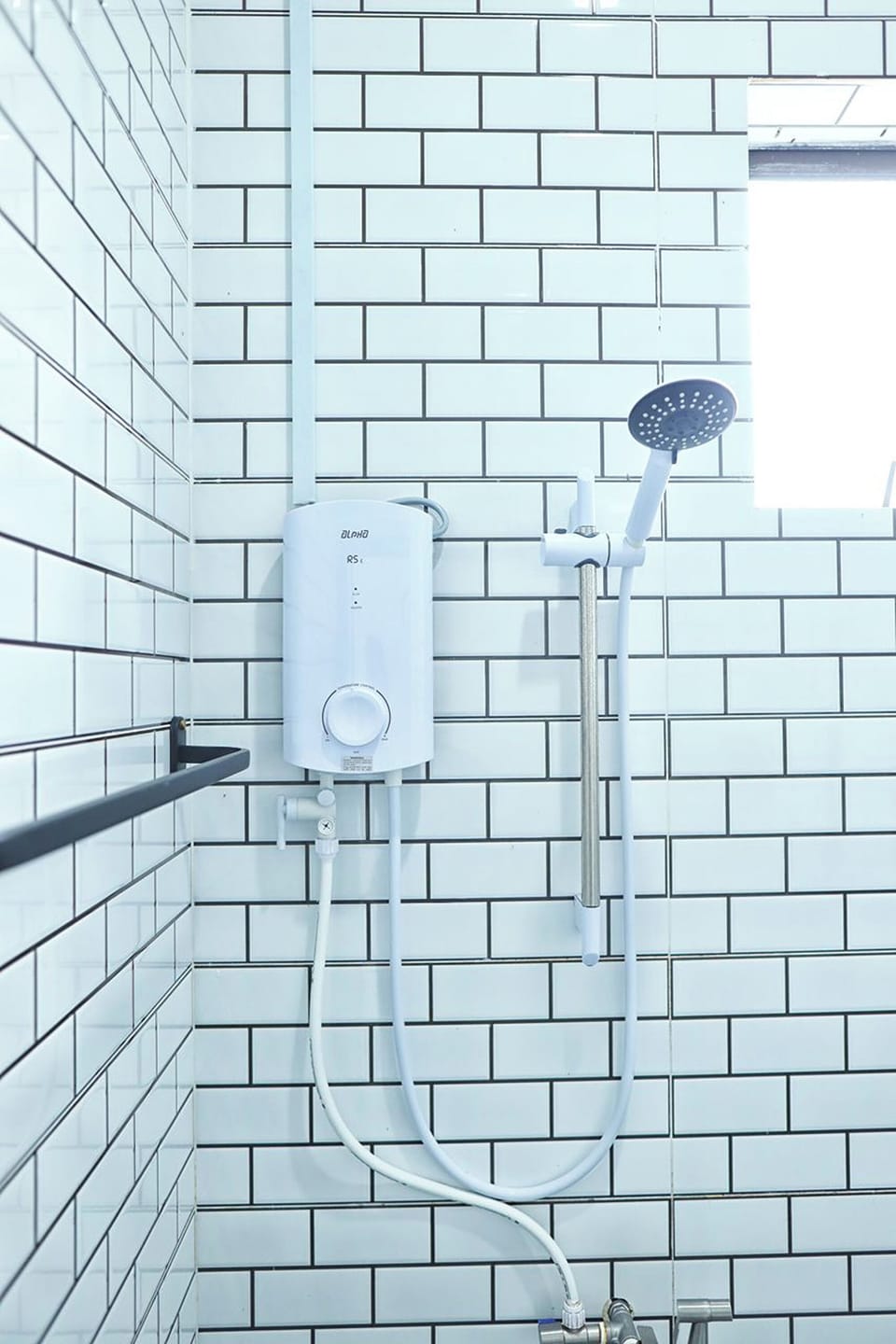 Double Room | Bathroom | Shower, rainfall showerhead, free toiletries, slippers