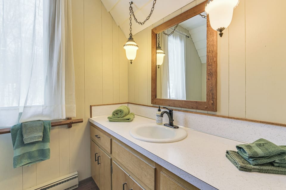 Full Bathroom | Towels Provided | 2nd Floor