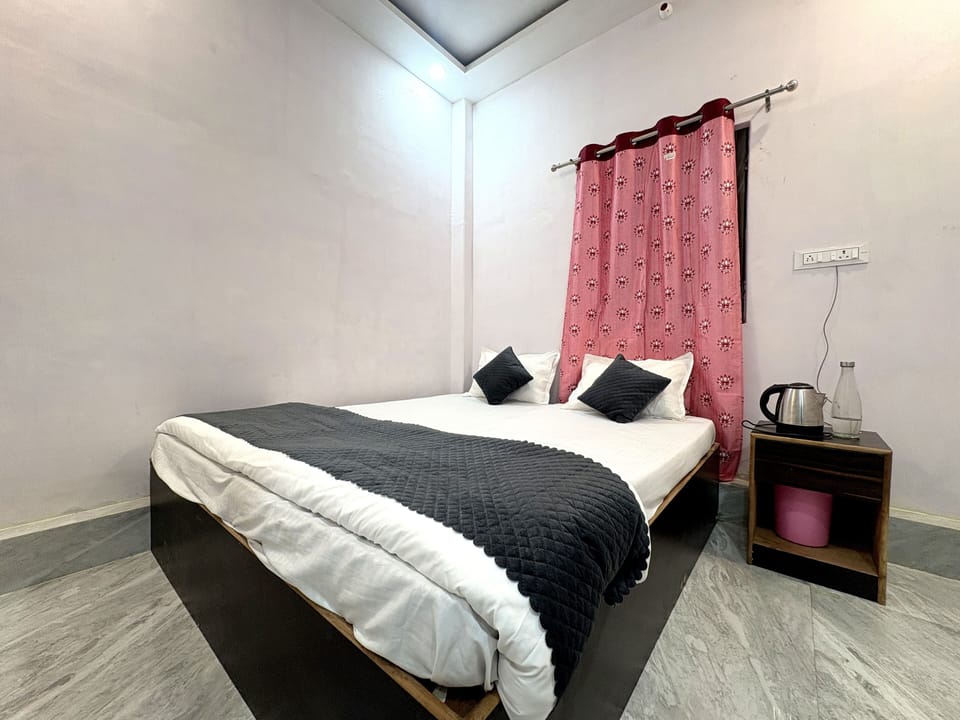 Deluxe Double Room, City View | Soundproofing, free WiFi, bed sheets
