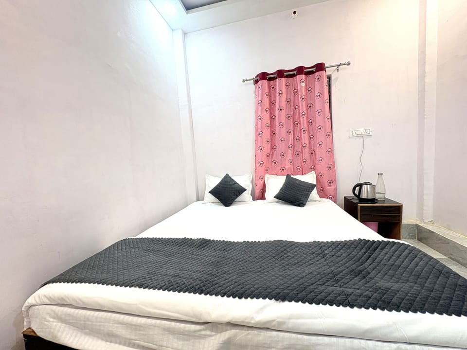 Deluxe Double Room, City View | Soundproofing, free WiFi, bed sheets