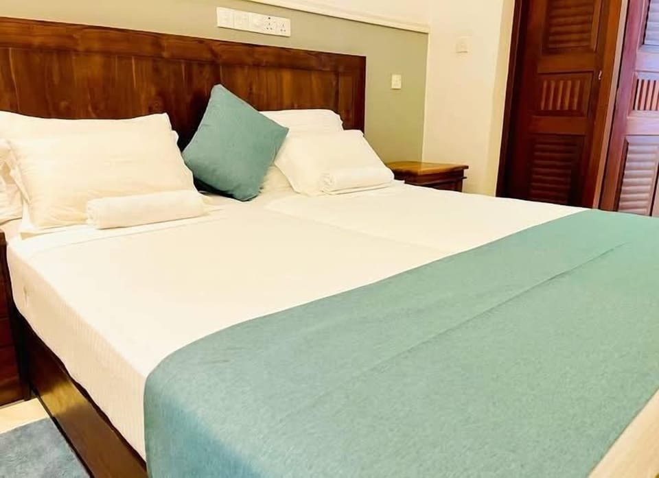 Deluxe Double or Twin Room, Patio | Soundproofing, free WiFi