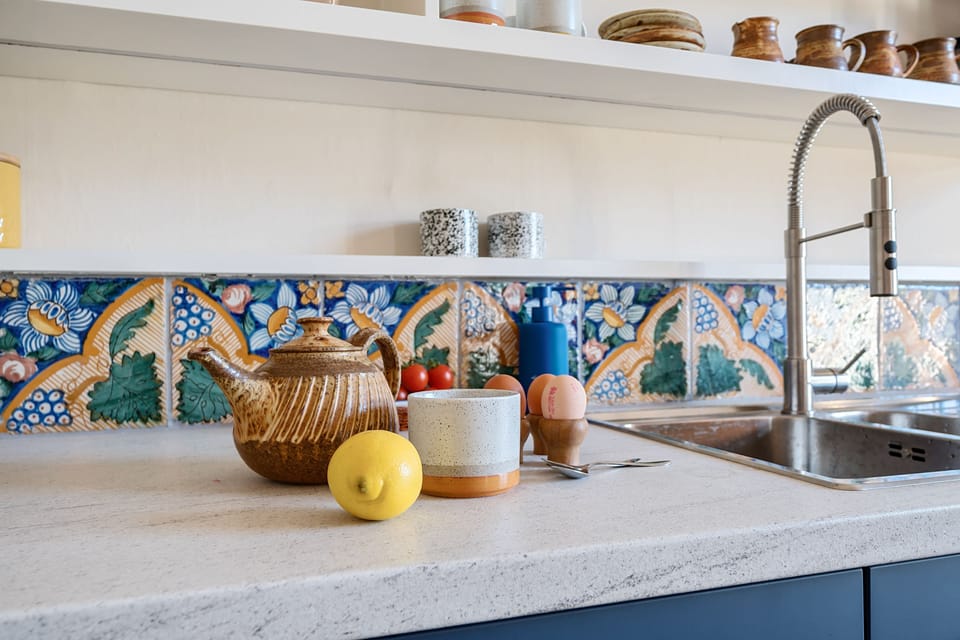 Artist's Studio, Piddlehinton: Beautiful hand-painted tiles in the kitchen