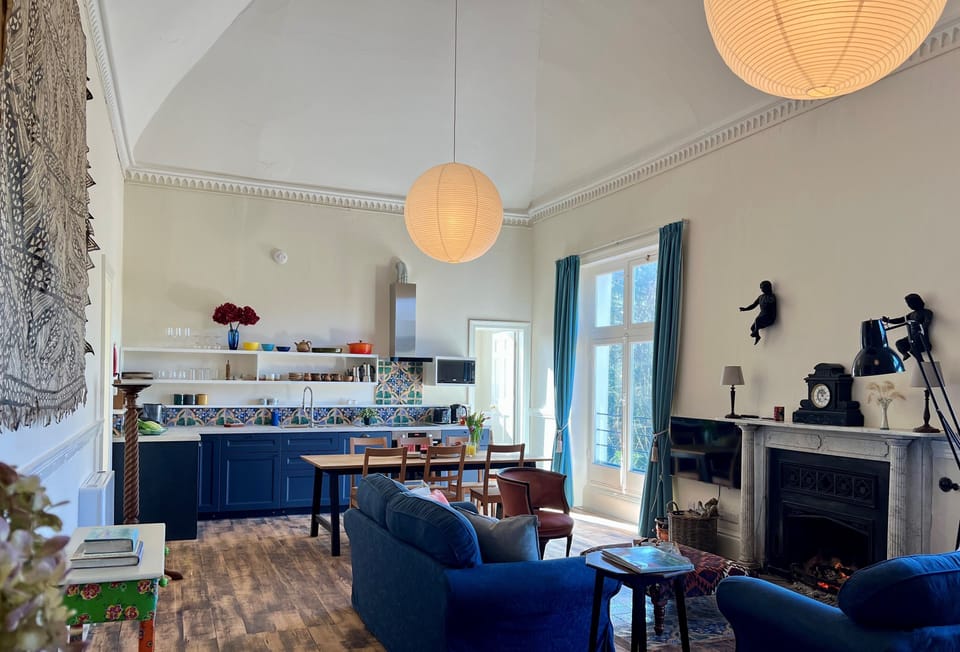 Artist's Studio, Piddlehinton: The open-plan sitting and dining room