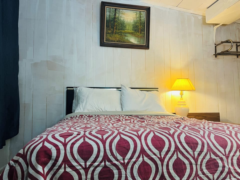 Room, 1 Double Bed | Desk, iron/ironing board, free WiFi, bed sheets