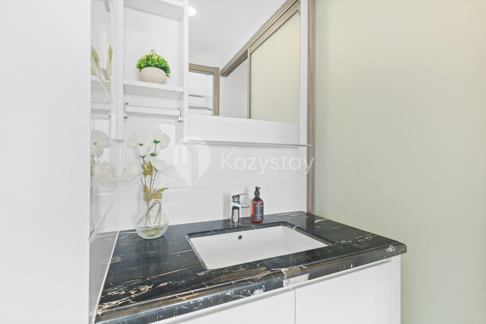 Bidet, towels