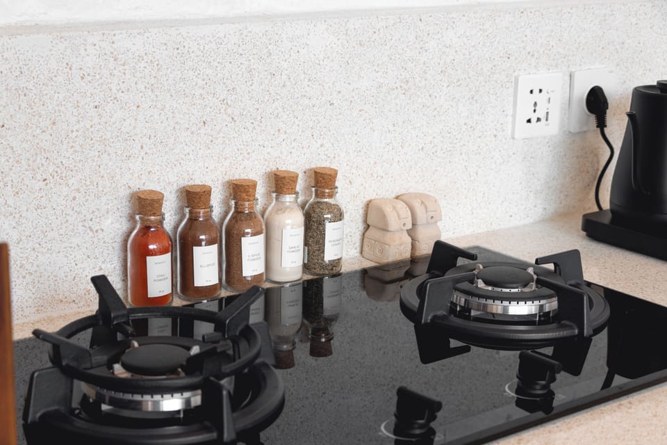Fridge, oven, stovetop, coffee/tea maker