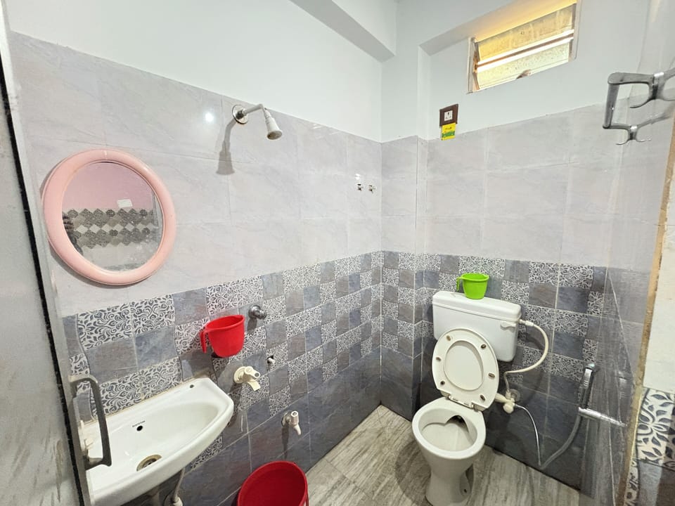Standard Double Room, City View | Bathroom | Shower, rainfall showerhead, towels