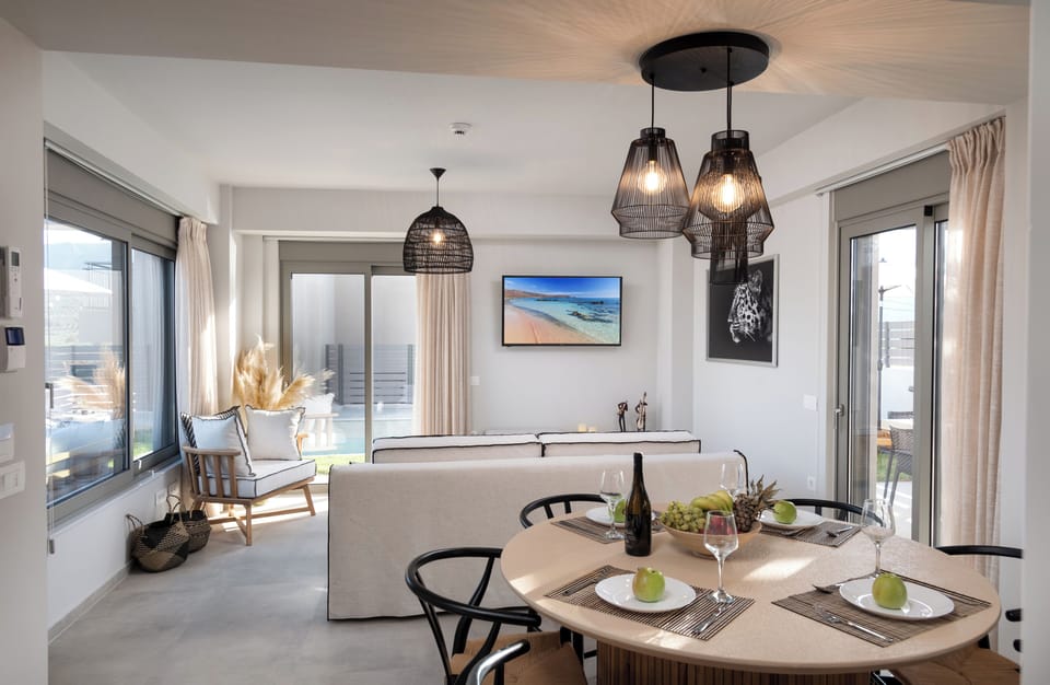 KS Si Villa - Bright living room with smart TV and sofa bed for two guests 