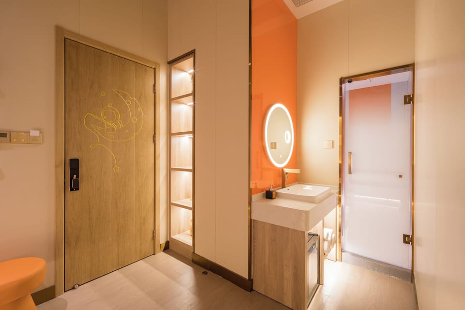 Superior Twin Room | Bathroom | Shower, rainfall showerhead, free toiletries, hair dryer