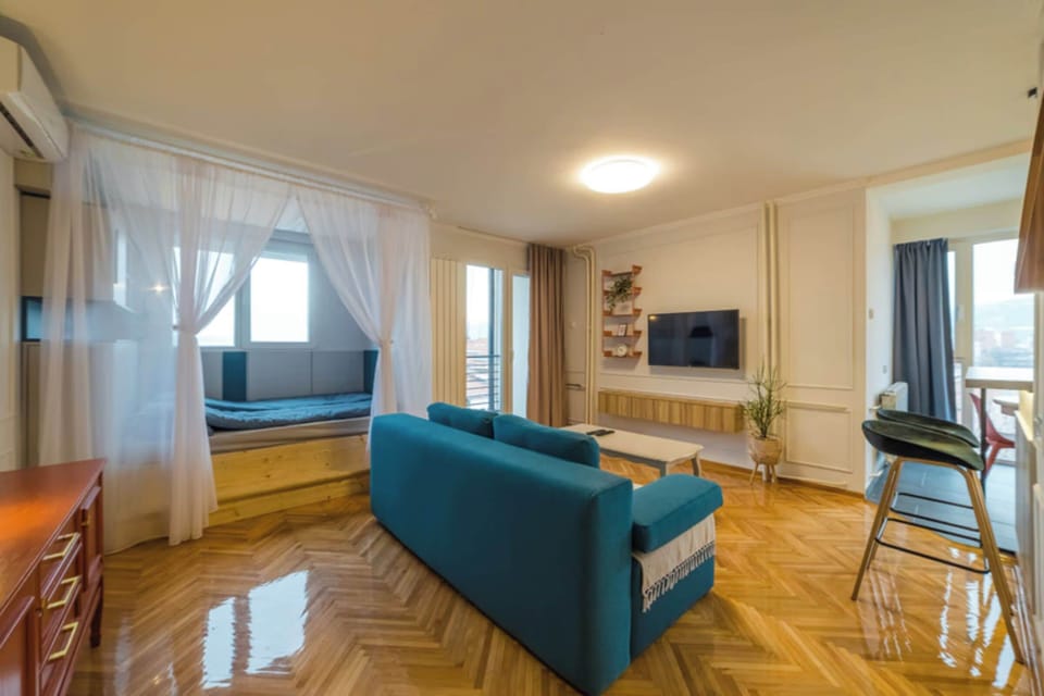 Studio, Balcony, City View | Living room