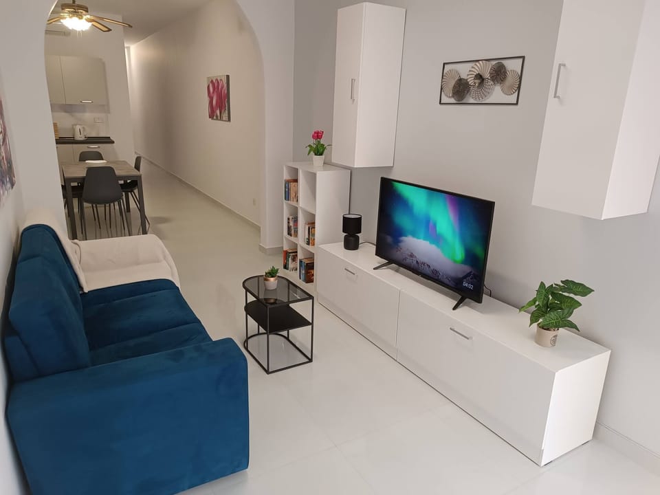 Apartment, 2 Bedrooms, Balcony | Living room | Books