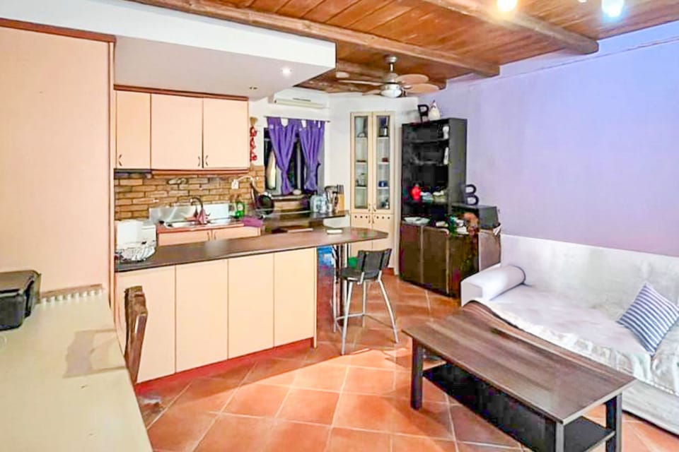 House | 1 bedroom, desk