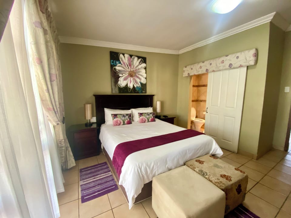 Comfort Room | Desk, laptop workspace, iron/ironing board, free WiFi